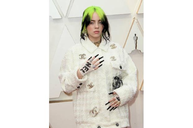 Billie Eilish ruft ihre Fans in einem Statement dazu auf, verantwortungsvoll zu sein. Man müsse so weit es gehe im Haus blei...