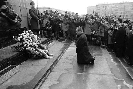 Bundeskanzler Willy Brandt GER_SPD w�hrend des Kniefalls vo...