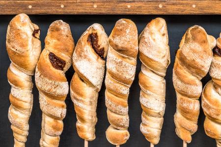 #WirBleibenZuhause So gelingt Ihnen jedes Brot Stockbrot