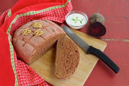 #WirBleibenZuhause So gelingt Ihnen jedes Brot Rote-Beete-Brot