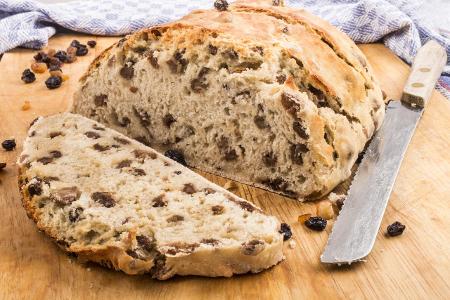 #WirBleibenZuhause So gelingt Ihnen jedes Brot Rosinenbrot
