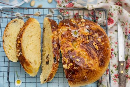 #WirBleibenZuhause So gelingt Ihnen jedes Brot Osterbrot