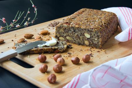 #WirBleibenZuhause So gelingt Ihnen jedes Brot Haselnussbrot