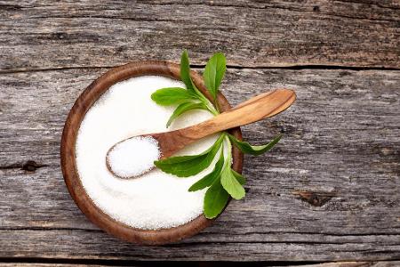 Stevia: Es ist erwiesen, dass der Extrakt der Steviapflanze nicht nur als eine der besten Zuckeralternativen gilt, sondern a...