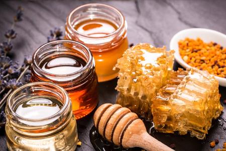 Honig: Der goldene Saft ist nicht nur eine sehr gute Ausweichmöglichkeit zu normalem Zucker, sondern auch ein Retter bei Hal...