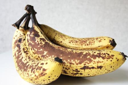 (Über-)Reife Banane: Auch wenn braune Bananen schnell in den Müll wandern, sind sie doch eigentlich ein sehr guter Zuckerers...