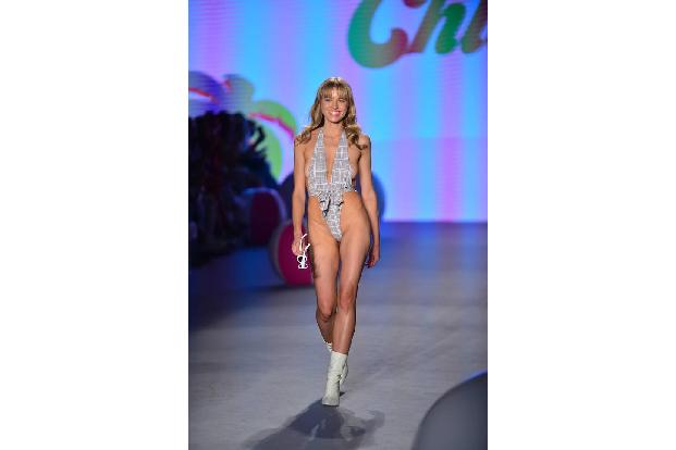 …das extrem hochgeschnittene Bein bei Chloé Rose Swimwear. Wer im Sommer seine Stelzen zur Schau stellen will, ist…