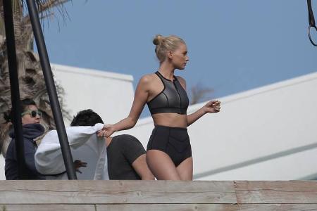 ...Trainingseinheit in Malibu. Als Sportoutfit wählte die Blondine ein hochgeschnittenes Höschen im 50er Jahre Look sowie ei...