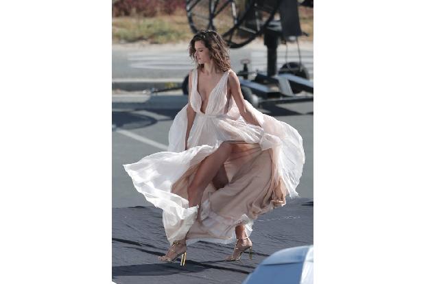 ...ein Topmodel wie sie ein wenig aus der Fassung bringen kann: der Wind! Gegen den kann man - gekleidet in ein flatterndes ...