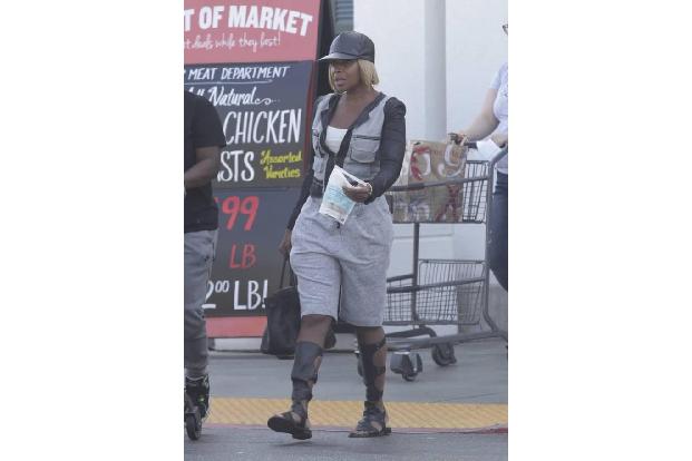 ...flache Römer-Sandalen-Modell, in dem man gerade Sängerin Mary J. Blidge in Beverly Hills gesichtet hat. Erinnert ja eher ...