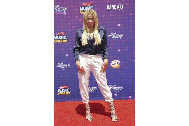 ...mit den den Trend-Teilen der Saison gesichtet. Die australische Sängerin Alli Simpson wählte für ihren Red Carpet-Auftrit...