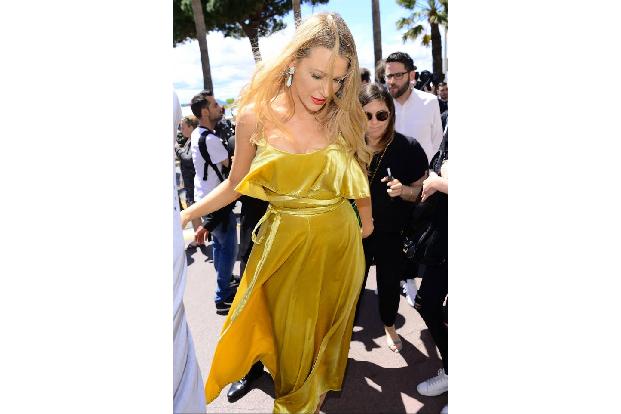 ...in der Freizeit ist sie absolut tragbar - wie Blake Lively in Südfrankreich mit diesem goldgelben Midi-Kleid von Valentin...