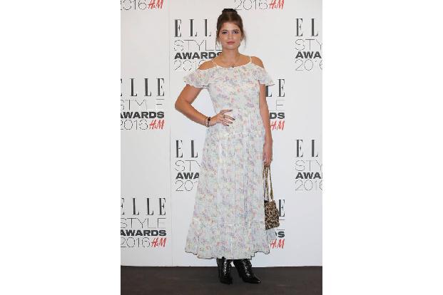 ...roten Teppich macht sich die nackte Schulter ebenfalls ziemlich gut. Pixie Geldof ist eben durch und durch Fashionista un...