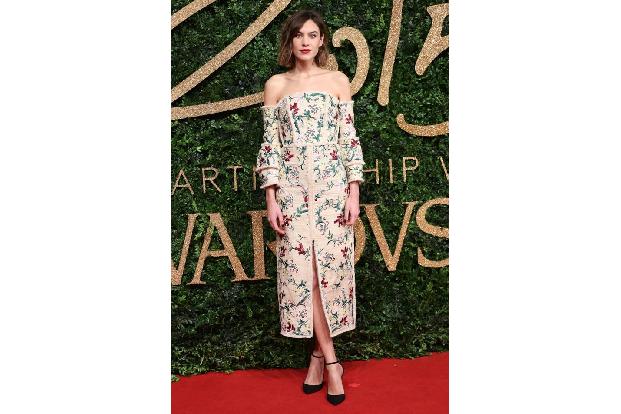 ...dann auch noch das It-Girl und Modevorbild vieler Frauen, Alexa Chung, in einem schulterfreien Kleid daherkommt, weiß man...