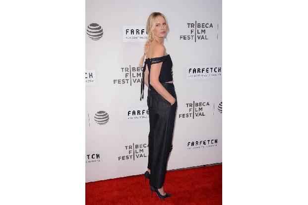 ...Karolina Kurkova den Sexappeal bei ihrem Oberteil noch weiter auf die Spitze trieb - mit der Schnürung am Rücken ist das ...
