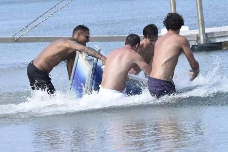 ...und seine Freunde hatten da wohl noch ein Hühnchen mit einem anderen zu rupfen. Samt Liege fiel der ins Wasser, währendde...