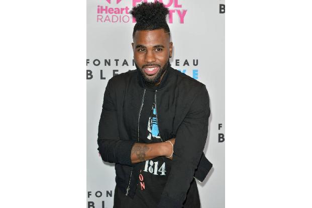 ...als das, was der Musiker bei der iHeartRadio Summer Pool Party vor wenigen Wochen auf seinem Kopf spazieren trug. Trotz u...