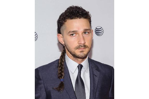 ...in Sachen Frisuren-Fails ist außerdem Shia LaBeouf. Undercut meets Vokuhila - geflochtenes Zöpfchen inklusive. Einfach nu...