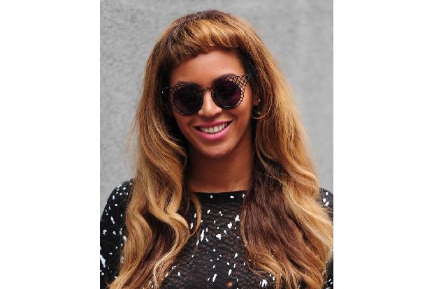 ...Beyoncé kann die Schuld immerhin auf das unruhige Händchen eines Friseurs schieben, der ihr den Pony nicht nur zu kurz, s...