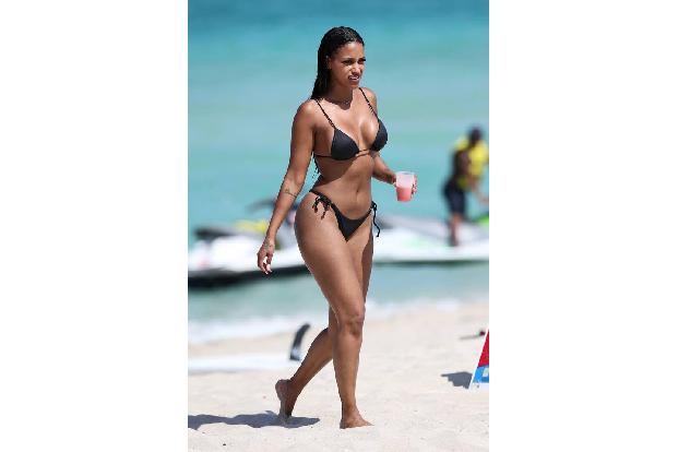...viel Stoff ist ja auch nicht da, der die Fantasie ein wenig ankurbeln könnte. Frau Neguesha zeigt gern, was sie hat und w...