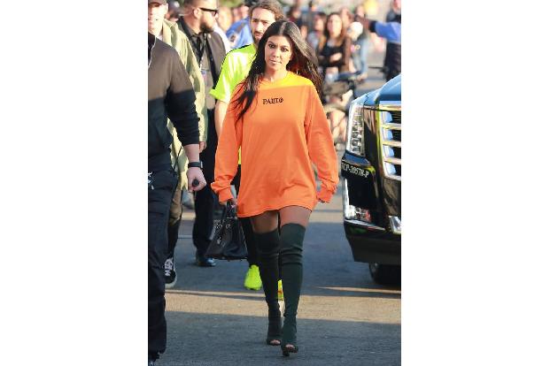 ...aber zum Fashion-It-Piece der Gegenwart! Kourtney Kardashian besuchte am Wochenende ein Event von Schwager Kanye West und...