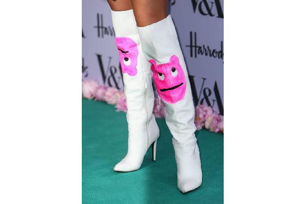 ...und die weißen Stiefel mit den verdrehten, pinkfarbenen Kinder-Monstern darauf sorgten einfach nur für einen gruseligen A...