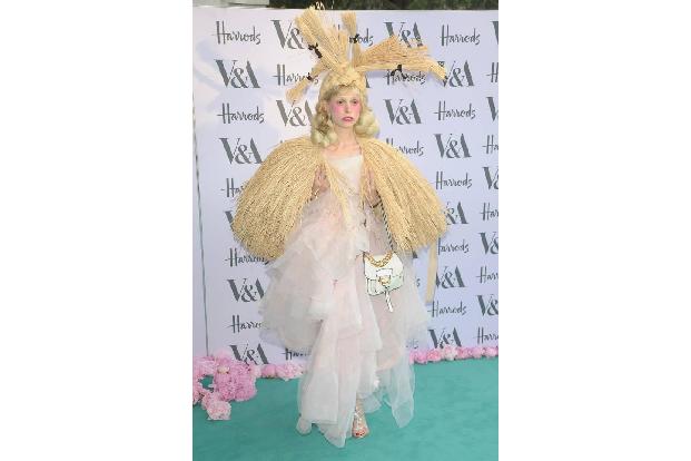 ...könnte man durchaus auch den Aufzug von Petite Meller bezeichnen. Hat sich die Musikerin etwa ein Federkleid gebastelt um...