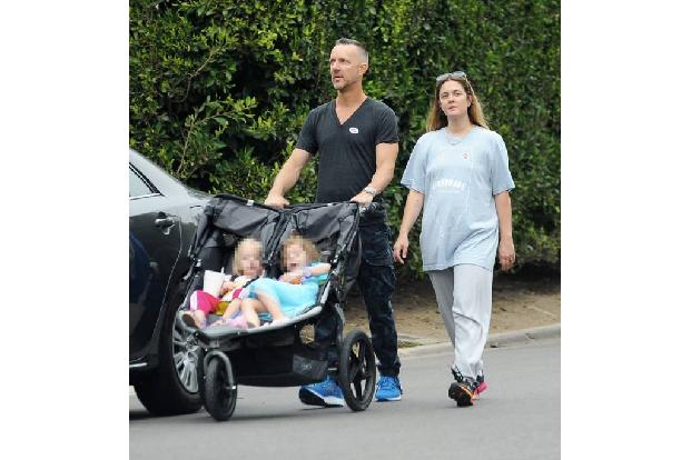 ...am Dienstag bei einem Spaziergang mit einem unbekannten Mann und ihren beiden Kindern Frankie und Olive ziemlich rundlich...