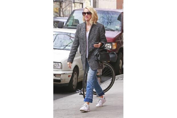 Naomi Watts zeigt es uns vor! Etwas kürzere Jeans können auch bei kühlerem Wetter getragen werden. Denn auch mit Mantel sehe...