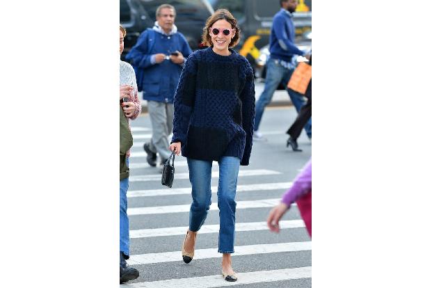 ...Alexa Chung geht darin in New York shoppen. Cropped Jeans also wieder aus dem Kleiderschrank holen, denn das kalte Wetter...