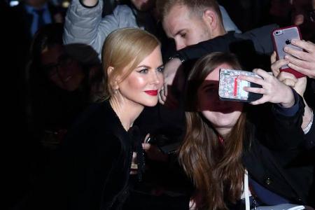 ...ihr neues Werk ein wenig promoten, wozu eben rote Teppiche und Selfies mit den Fans dazugehören. Alles mit Bravour gemeis...
