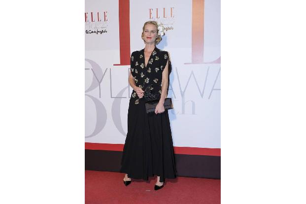 ...Eva Herzigová setzten da auf etwas bedecktere Outfits. Stylish waren sie dennoch! Liest man Magazin 'Elle' und...