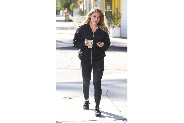 Ja, Hilary Duff trägt ein typisches Sportoutfit. Wäre beim Workout auch nichts Ungewöhnliches. In letzter Zeit auch nicht...