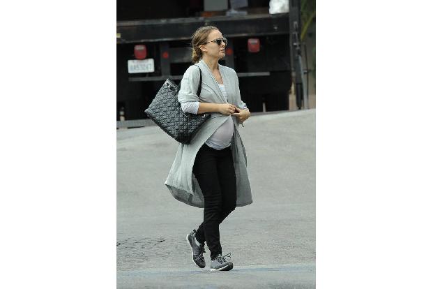 ...an Fashionistas, ist doch die sogenannte Athleisure Wear voll im Trend. Funktioniert übrigens so: Man kombiniert wie Nata...