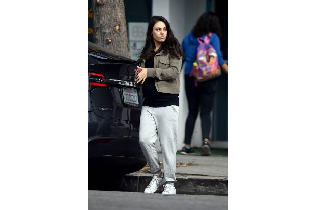 ...Streetwear. Mila Kunis schwört auch darauf, wobei man zugeben muss, dass die beiden Damen ja ein kleines Schwangerschafts...