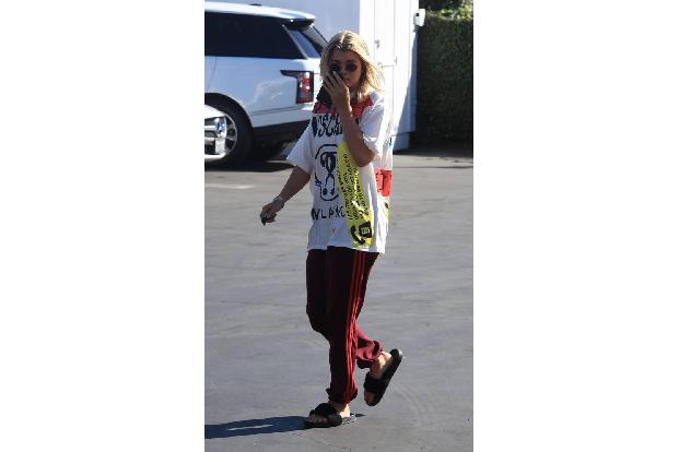 ...stellt sich bei diesen Stars der Gedanke ein: Ist ihnen das Styling einfach komplett egal? Bei Sofia Richie könnte die Li...