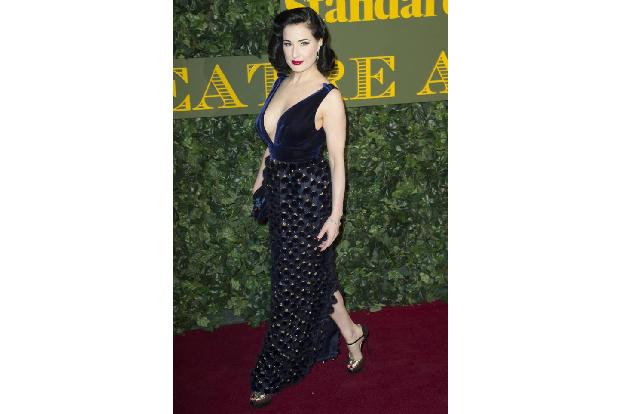 ...sie wie immer den größten Glamour versprühte. Burlesque-Star Dita Von Teese kennt einfach keine Fashiondesaster und weiß ...