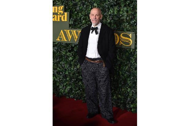 ...das eindeutig interessanteste Outfit trug an diesem Abend Schauspieler John Malkovich. Diese Hosen landen bei manch ander...