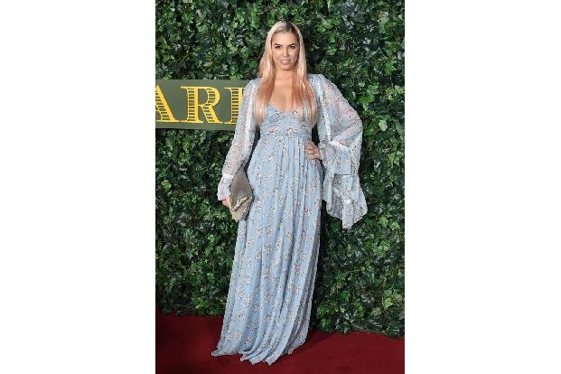 ...wie leider auch das Dress von Model Amber Le Bon. Wie ein kleines Burgfräulein wirkte die Britin mit diesem (Alb-)Traum i...