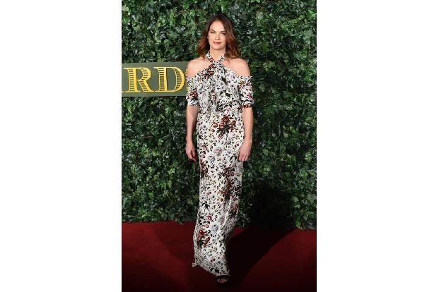 ...zeigte dann noch eine Frau, dass es nicht immer Schwarz sein muss. Schauspielerin Ruth Wilson trug das schönste Kleid des...
