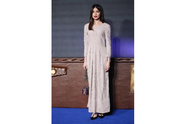 ...zeigt sich Schauspielerin Gemma Chan. Aber tatsächlich stimmt es in den meisten Fällen ja auch: Weniger ist mehr! Ein ges...