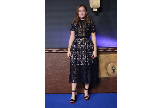 ...Mittelmaß fand Bloggerikone Tanya Burr. Der leicht transparente Stoff ihres Kleides ließ immerhin ein bisschen Haut durch...