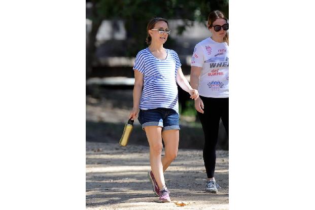...wenige Stunden zuvor spazierte die Oscargewinnerin noch komplett casual im Streifenshirt durch Los Angeles. Wie...