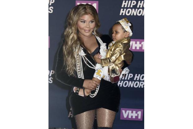Na, das ist ja mal ein Anblick! Als Rapperin Lil' Kim am Montagabend ein VH1-Event in London besuchte, brachte sie gleich ma...
