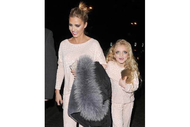 ...Katie Price. Das ehemalige britische Boxen-Luder geht mit Tochter Princess Tiaamii Crystal Esther am liebsten im Partnerl...