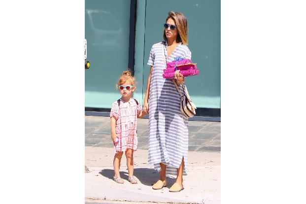 ...Eltern und Kind in Sachen Styling gut aufeinander abgestimmt sind. Jessica Alba und die kleine Haven Warren mögen etwa im...