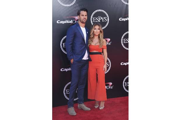...Eric und Jessie James Decker ist er der Sportler, sie die Sängerin. Obwohl sie unterschiedliche Arten haben, ihre Brötche...
