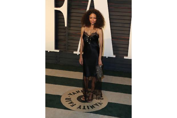 ...bei schicken Feiern wie der Vanity Fair Oscar Party diesen Jahres ist frau mit diesem Look sehr erwünscht, wie es Thandie...