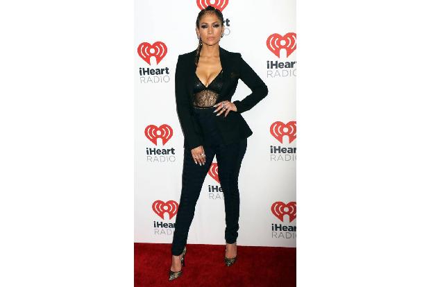 ...trotzdem, denn schon Ende 2015 erschien Jennifer Lopez beim IHeart Radio Music Festival in einem sehr, sehr ähnlichen Loo...