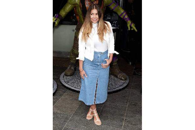 ...noch länger wie bei Model Imogen Thomas - mit jeder Version eines Jeansrocks liegt man derzeit genau richtig. Oder zweife...